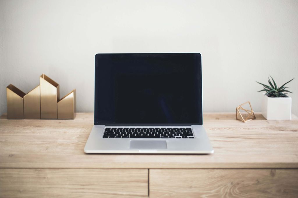 Computer used to find freelance digital marketing jobs